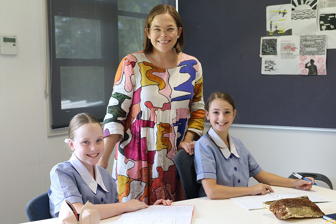 A teacher exemplifying one of the 10 essential classroom management skills as her class is focused and organised.