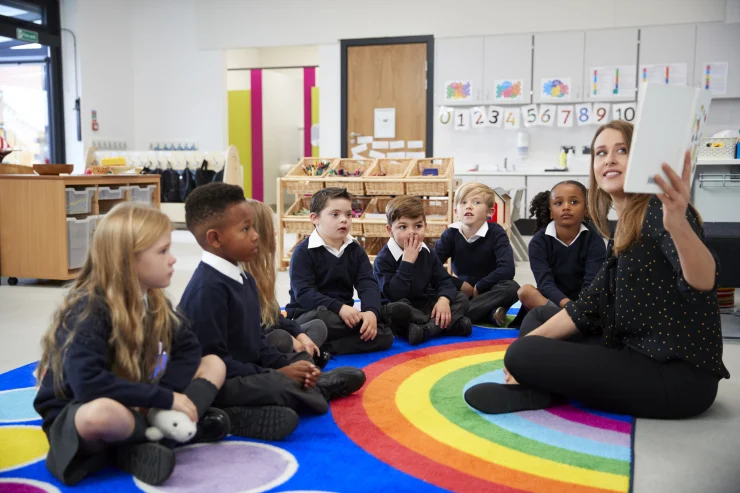 A teacher exemplifying one of the 10 essential classroom management skills as her class is focused and organised.