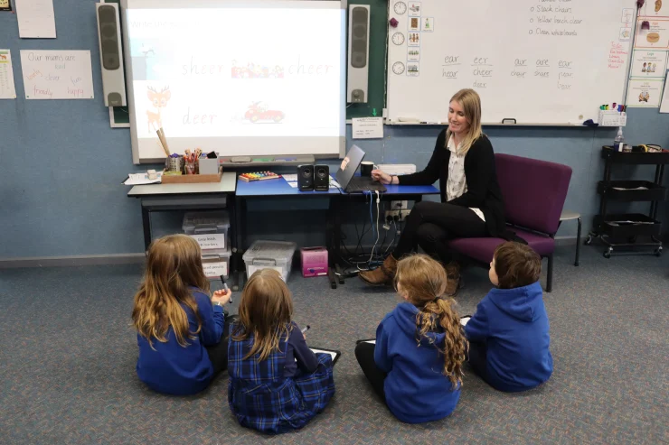 A teacher exemplifying one of the 10 essential classroom management skills as her class is focused and organised.