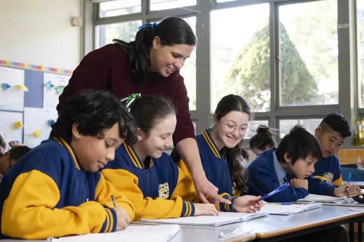 A teacher exemplifying one of the 10 essential classroom management skills as her class is focused and organised.