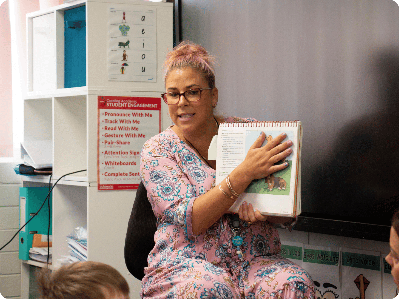 Experienced teaching assistant leading a class